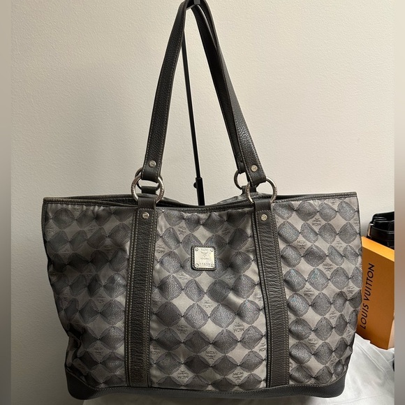 MCM DIAMOND PRINT GRAY TOTE/NYLON & LEATHER/ CLIP CLOSURE WITH MATCHING POUCH!! - Picture 15 of 16